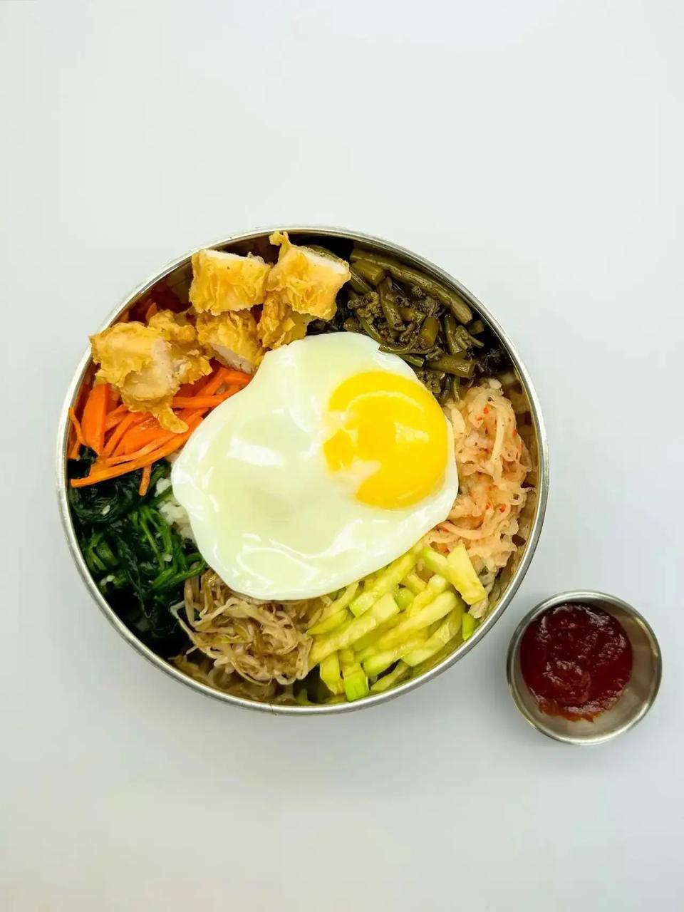 Фото Пибимпап с курицей 닭안심튀김 비빔밥