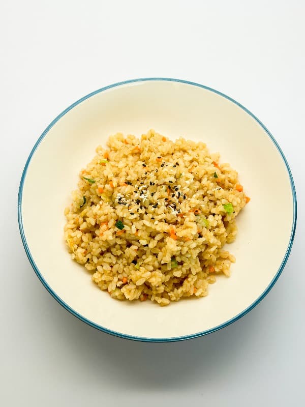 Фото Жареный рис с овощами и яйцом 야채볶음밥